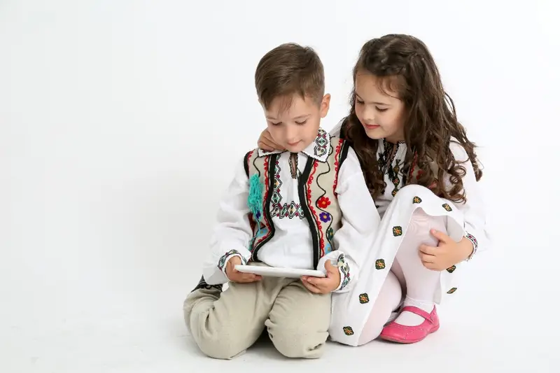 Kids casting București — copii în costume tradiționale, sesiune foto studio