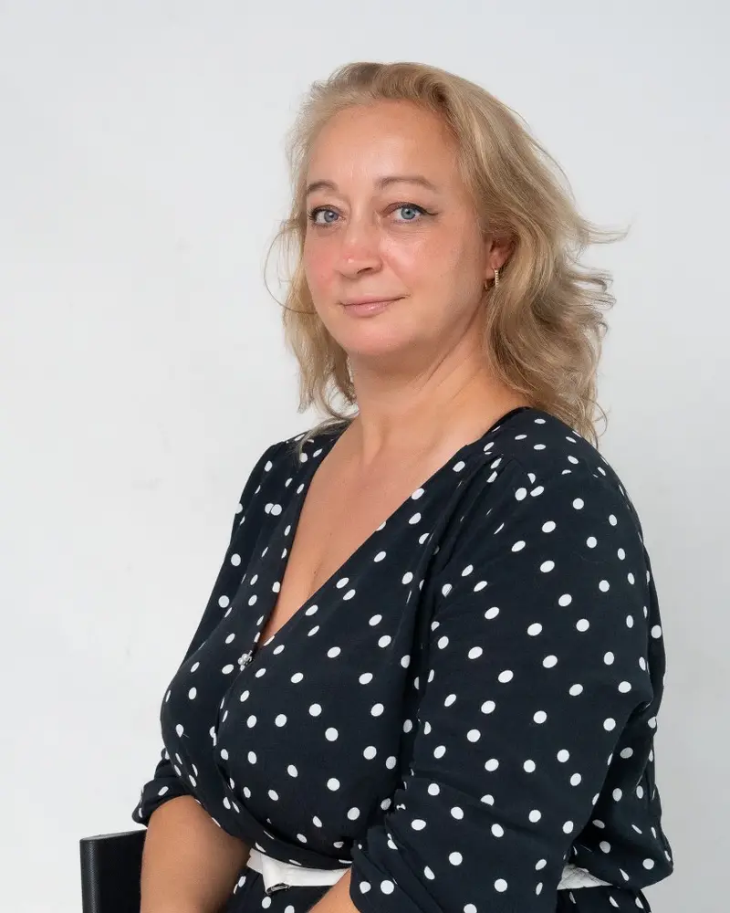 Book foto casting oameni reali — portret cropuit, expresie calmă în studio